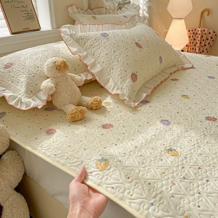 91家纺网 家纺一手货源 找家纺 羽爱家纺 新款舒适可定制全棉防滑床盖软席爱心草莓