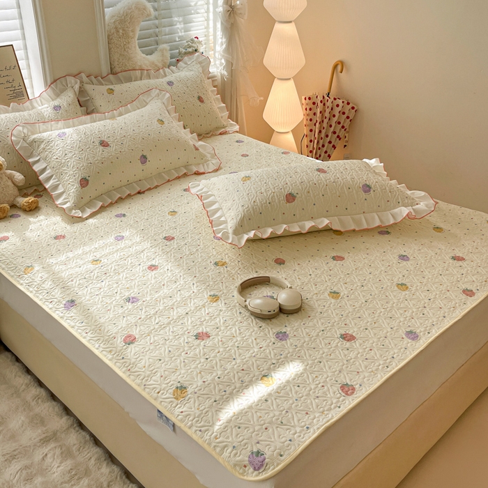 91家纺网 家纺一手货源 找家纺 羽爱家纺 新款舒适可定制全棉防滑床盖软席爱心草莓