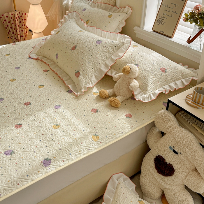 91家纺网 家纺一手货源 找家纺 羽爱家纺 新款舒适可定制全棉防滑床盖软席爱心草莓