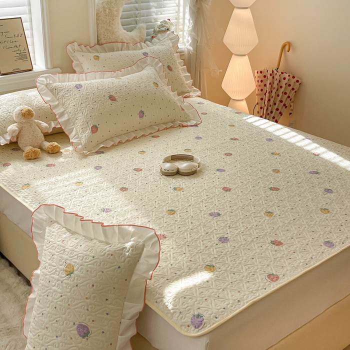 91家纺网 家纺一手货源 找家纺 羽爱家纺 新款舒适可定制全棉防滑床盖软席爱心草莓