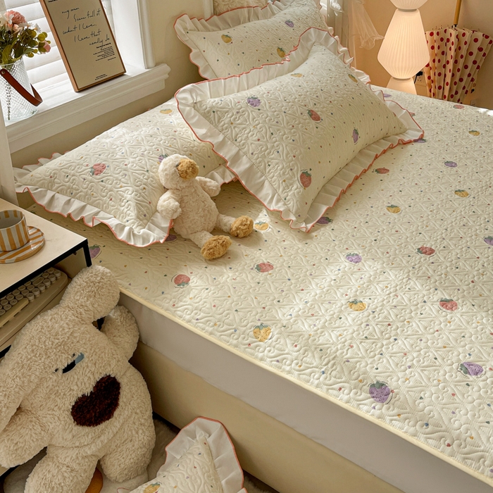 91家纺网 家纺一手货源 找家纺 羽爱家纺 新款舒适可定制全棉防滑床盖软席爱心草莓