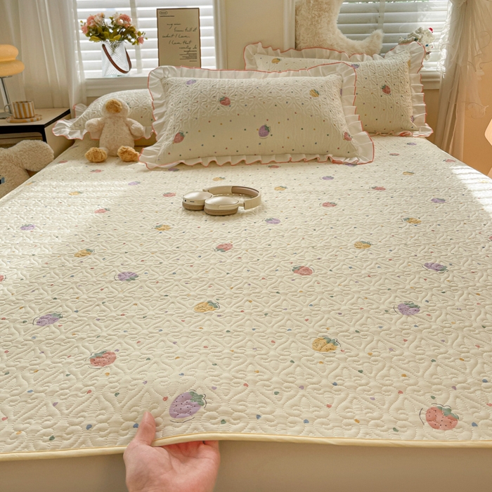 91家纺网 家纺一手货源 找家纺 羽爱家纺 新款舒适可定制全棉防滑床盖软席爱心草莓