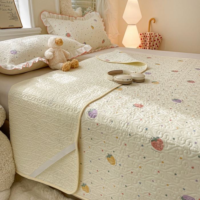 91家纺网 家纺一手货源 找家纺 羽爱家纺 新款舒适可定制全棉防滑床盖软席爱心草莓