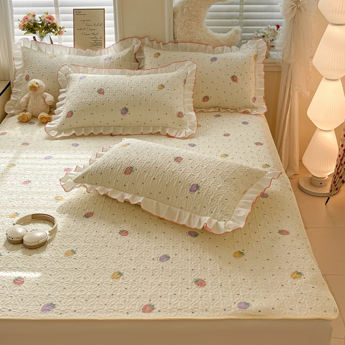 91家纺网 家纺一手货源 找家纺 羽爱家纺 新款舒适可定制全棉防滑床盖软席爱心草莓