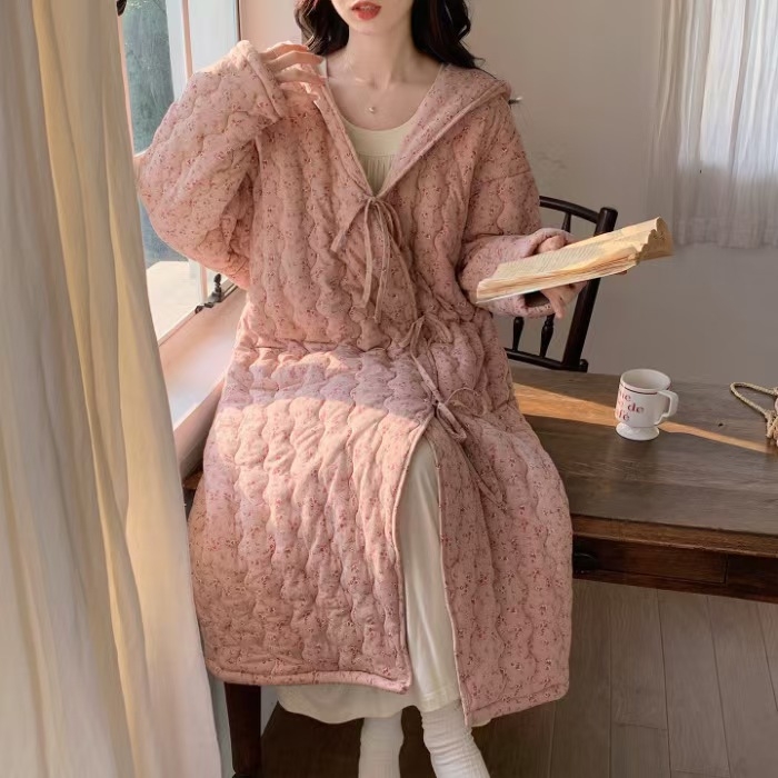 91家纺网 家纺一手货源 找家纺 （总）洛兰沙家居馆 2025冬季新款碎花连帽三层夹棉加厚保暖睡袍中长款可外穿家居服浴袍女
