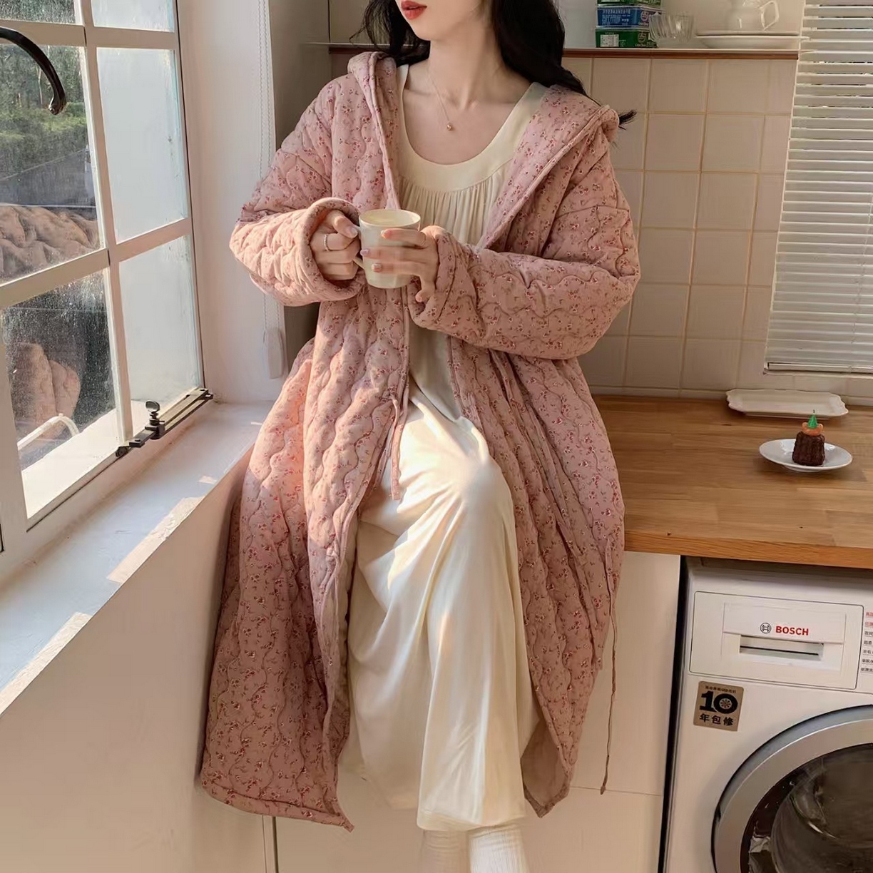 91家纺网 家纺一手货源 找家纺 （总）洛兰沙家居馆 2025冬季新款碎花连帽三层夹棉加厚保暖睡袍中长款可外穿家居服浴袍女