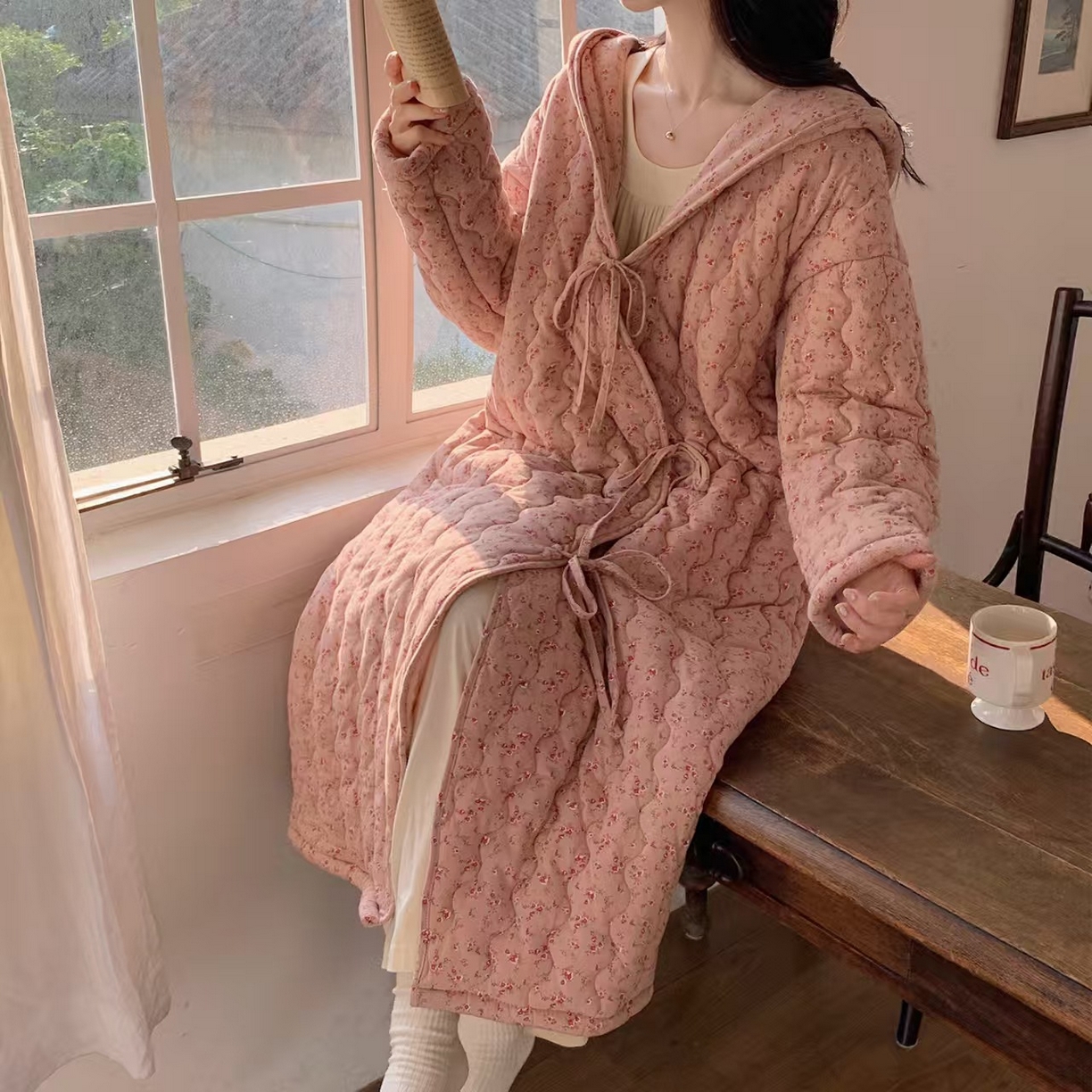 91家纺网 家纺一手货源 找家纺 （总）洛兰沙家居馆 2025冬季新款碎花连帽三层夹棉加厚保暖睡袍中长款可外穿家居服浴袍女