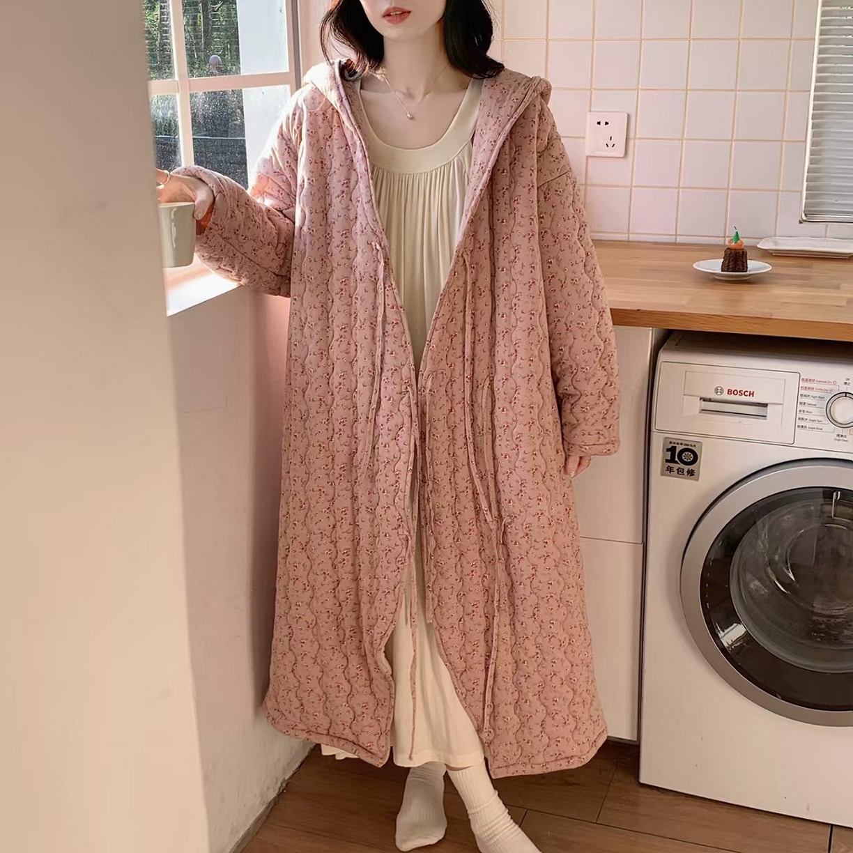 91家纺网 家纺一手货源 找家纺 （总）洛兰沙家居馆 2025冬季新款碎花连帽三层夹棉加厚保暖睡袍中长款可外穿家居服浴袍女