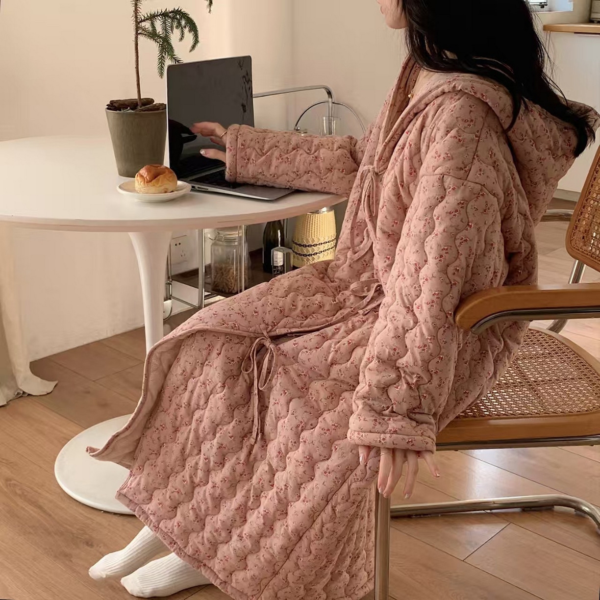 91家纺网 家纺一手货源 找家纺 （总）洛兰沙家居馆 2025冬季新款碎花连帽三层夹棉加厚保暖睡袍中长款可外穿家居服浴袍女