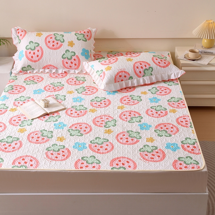 91家纺网 家纺一手货源 找家纺 羽爱家纺 2025新款舒适可定制全棉防滑床盖软席草莓心情