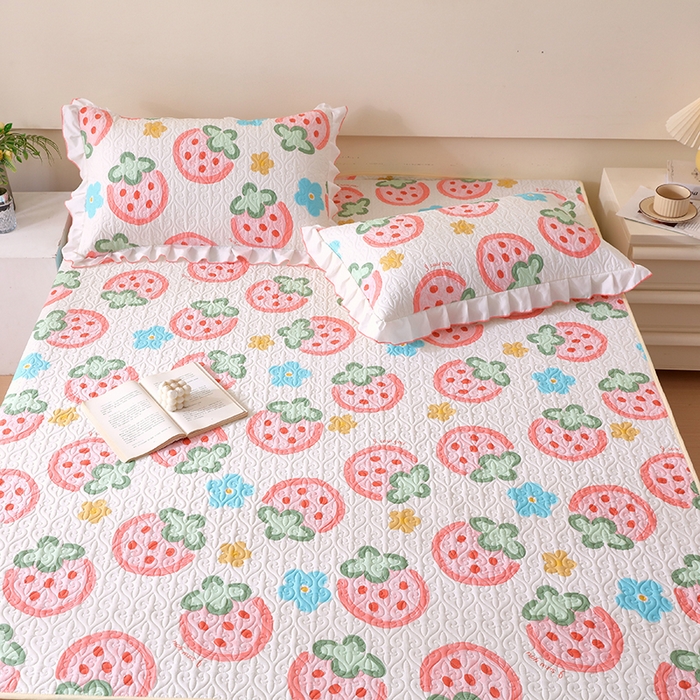 91家纺网 家纺一手货源 找家纺 羽爱家纺 2025新款舒适可定制全棉防滑床盖软席草莓心情