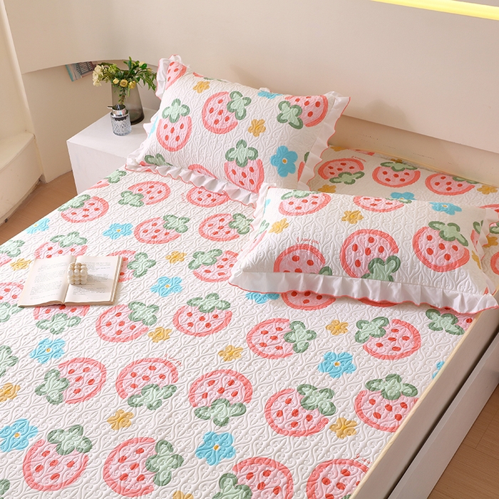 91家纺网 家纺一手货源 找家纺 羽爱家纺 2025新款舒适可定制全棉防滑床盖软席草莓心情