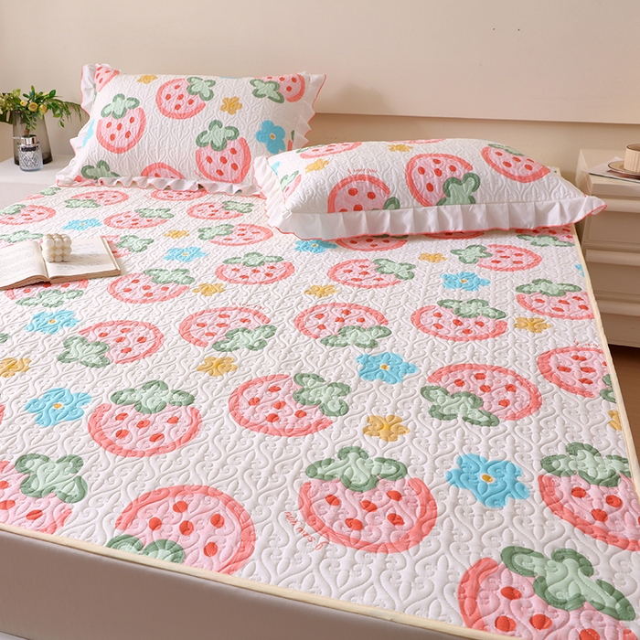 91家纺网 家纺一手货源 找家纺 羽爱家纺 2025新款舒适可定制全棉防滑床盖软席草莓心情