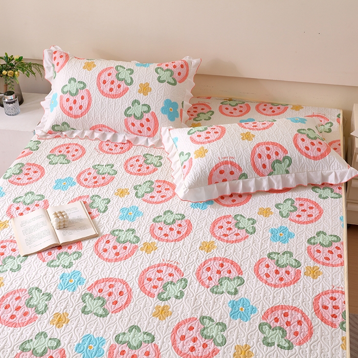 91家纺网 家纺一手货源 找家纺 羽爱家纺 2025新款舒适可定制全棉防滑床盖软席草莓心情