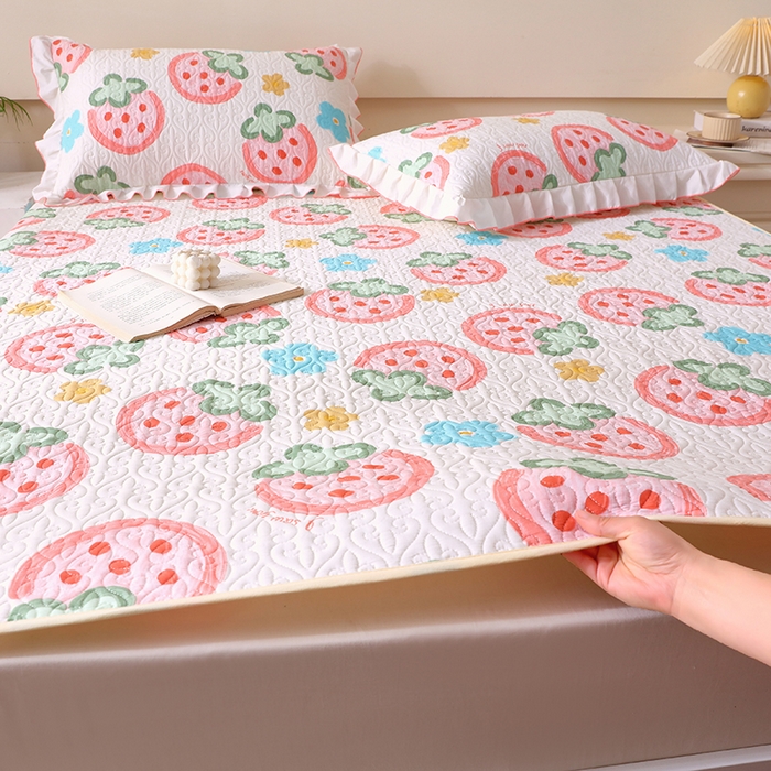 91家纺网 家纺一手货源 找家纺 羽爱家纺 2025新款舒适可定制全棉防滑床盖软席草莓心情