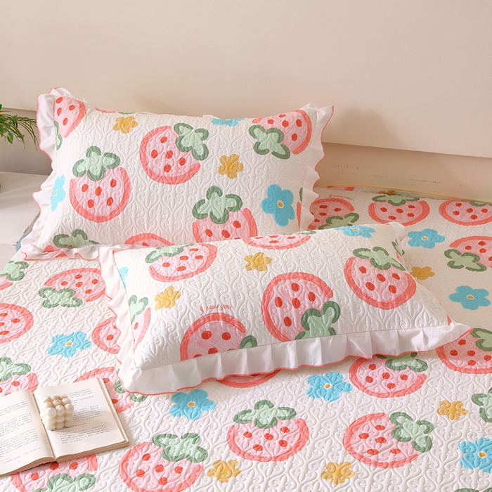 91家纺网 家纺一手货源 找家纺 羽爱家纺 2025新款舒适可定制全棉防滑床盖软席草莓心情