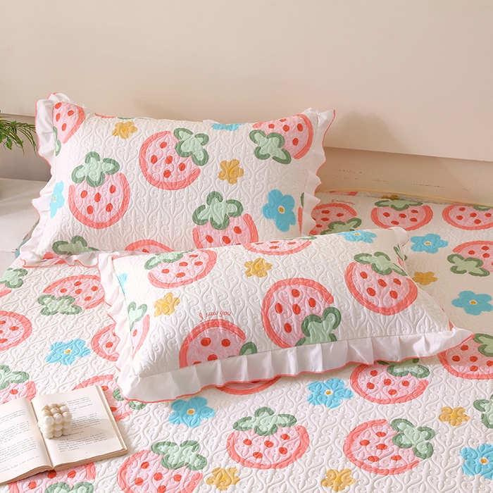 91家纺网 家纺一手货源 找家纺 羽爱家纺 2025新款舒适可定制全棉防滑床盖软席草莓心情