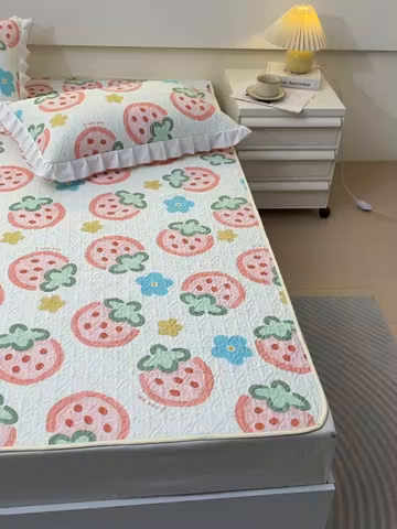 91家纺网 家纺一手货源 找家纺 羽爱家纺 2025新款舒适可定制全棉防滑床盖软席草莓心情