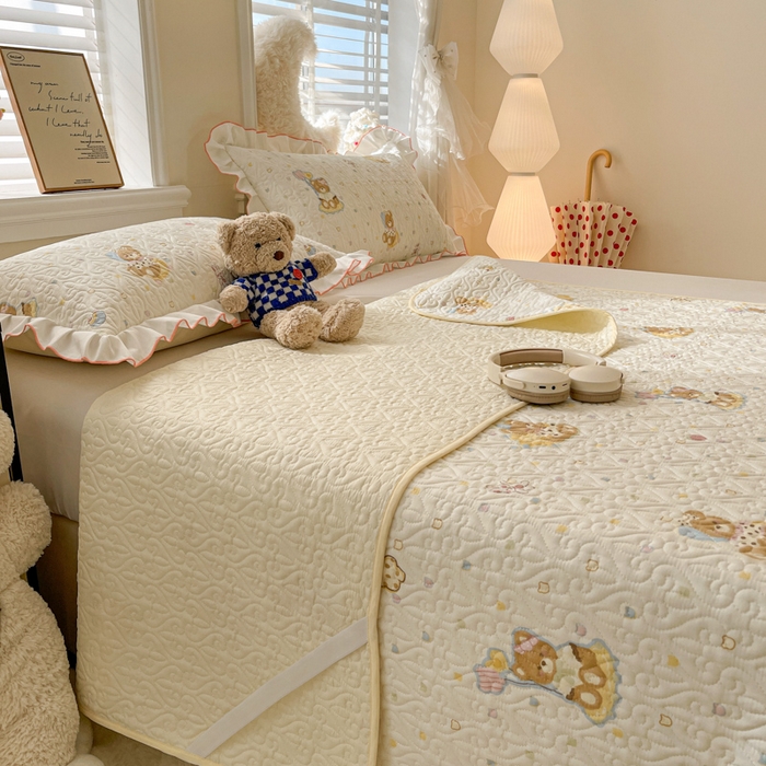 91家纺网 家纺一手货源 找家纺 羽爱家纺 2025新款舒适可定制全棉防滑床盖软席快乐熊