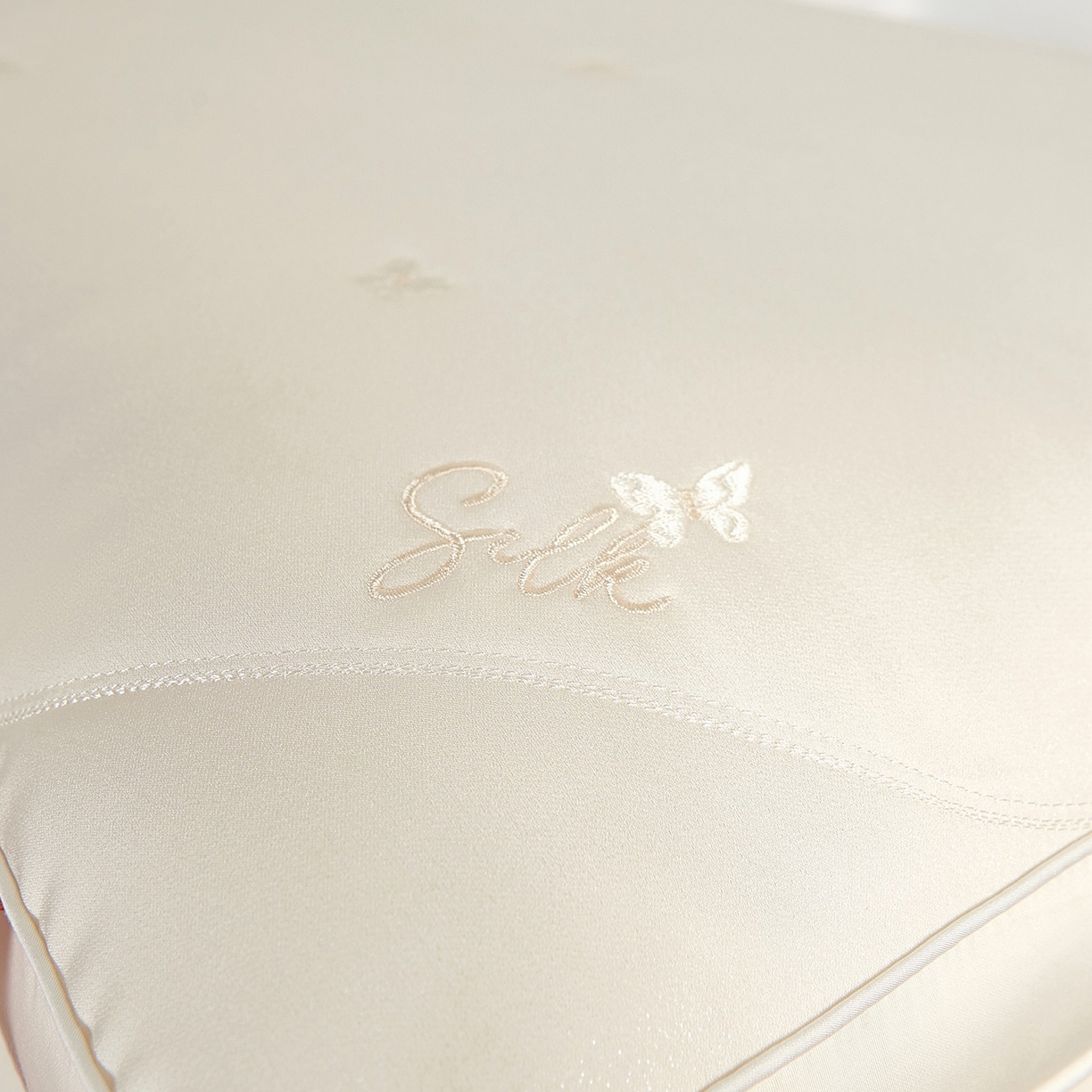 91家纺网 家纺一手货源 找家纺 （总）玖玖爱家纺 2025新款金蚕臻丝柔糯枕枕头枕芯