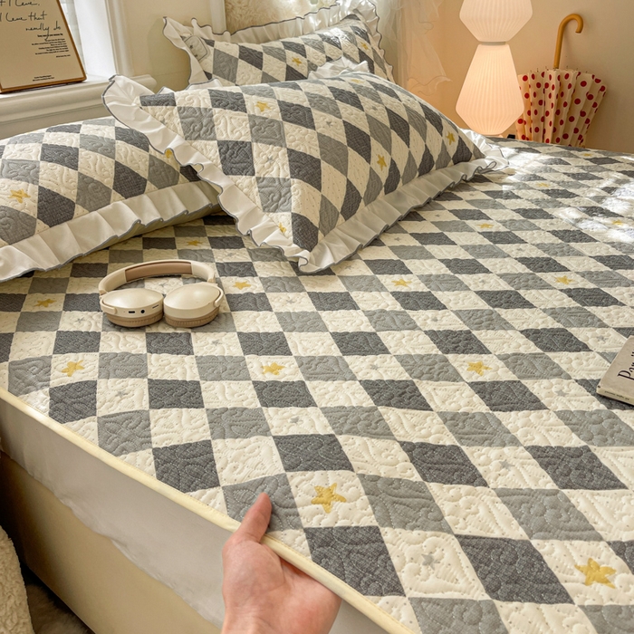 91家纺网 家纺一手货源 找家纺 羽爱家纺 2025新款舒适可定制全棉防滑床盖软席菱形世界