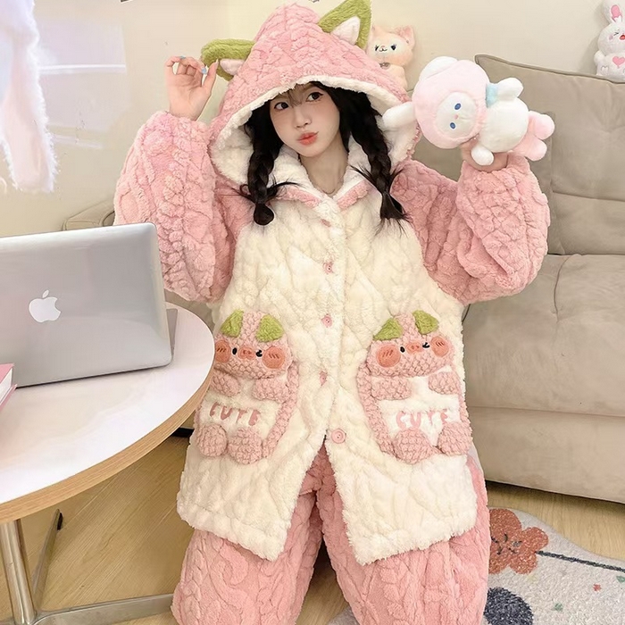 91家纺网 家纺一手货源 找家纺 （总）洛兰沙家居馆 2025秋冬新款睡衣女珊瑚绒三层夹棉卡通可爱加厚加绒保暖家居服套装 