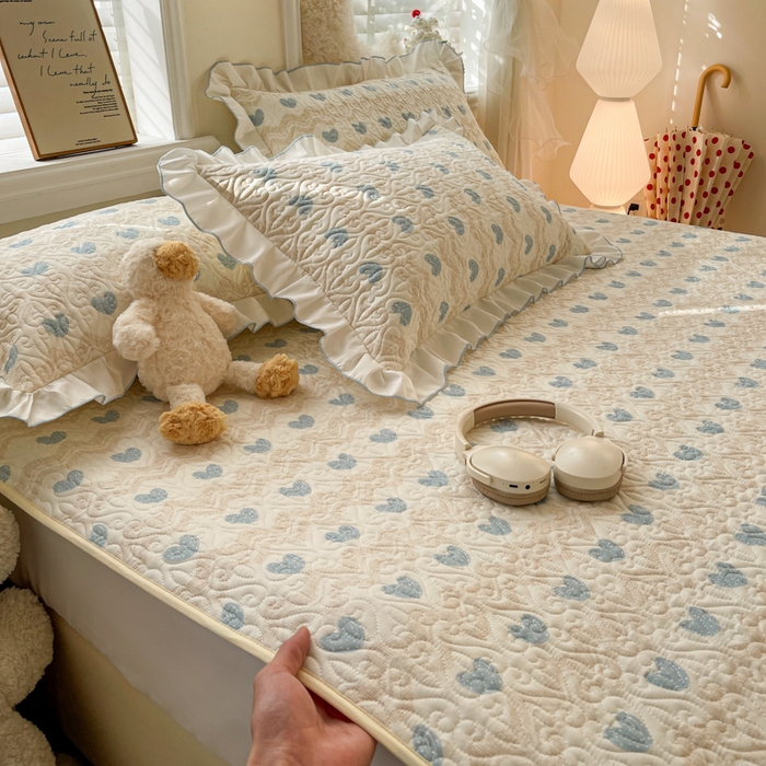 91家纺网 家纺一手货源 找家纺 羽爱家纺 2025新款舒适可定制全棉防滑床盖软席心动旋律