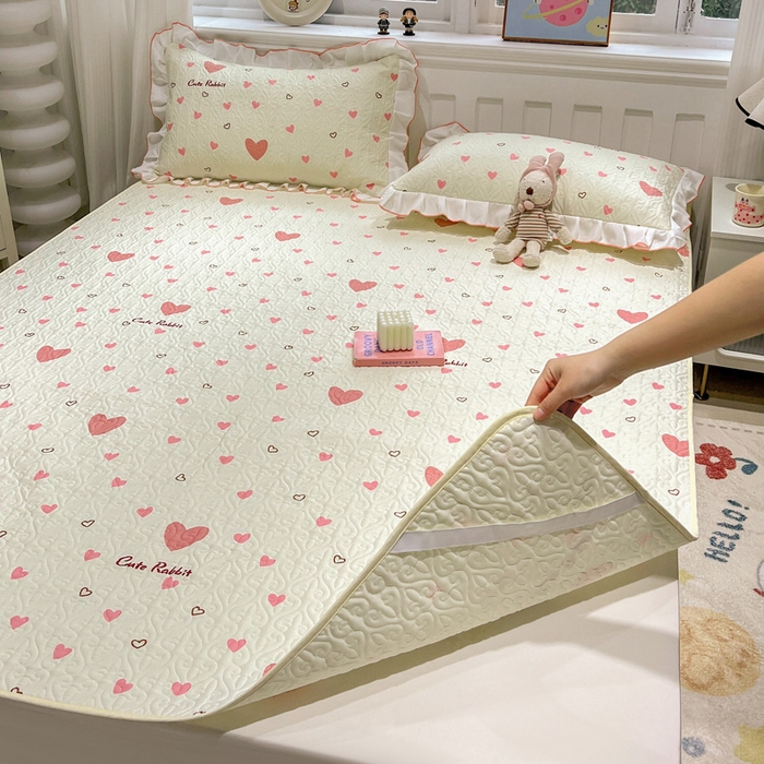 91家纺网 家纺一手货源 找家纺 羽爱家纺 2025新款舒适可定制全棉防滑床盖软席心心相恋