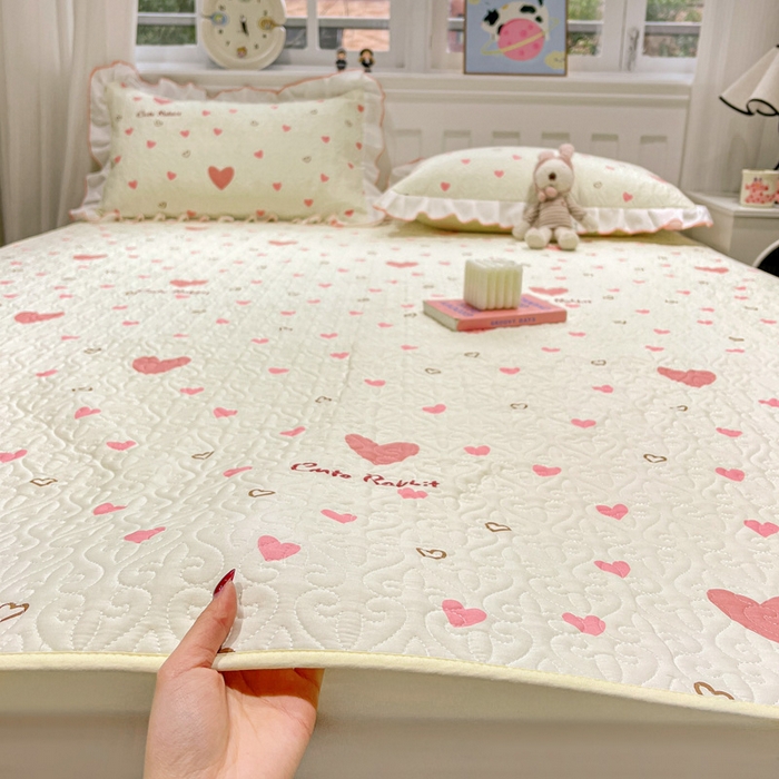 91家纺网 家纺一手货源 找家纺 羽爱家纺 2025新款舒适可定制全棉防滑床盖软席心心相恋