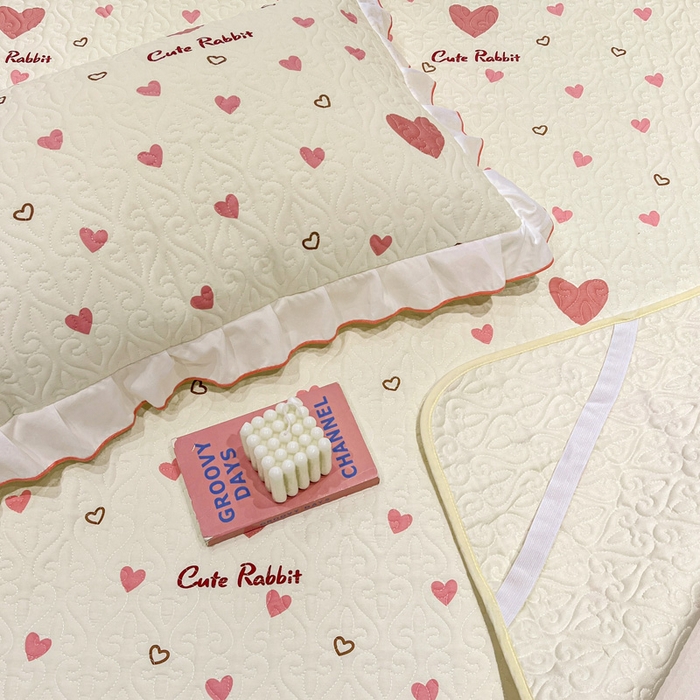 91家纺网 家纺一手货源 找家纺 羽爱家纺 2025新款舒适可定制全棉防滑床盖软席心心相恋