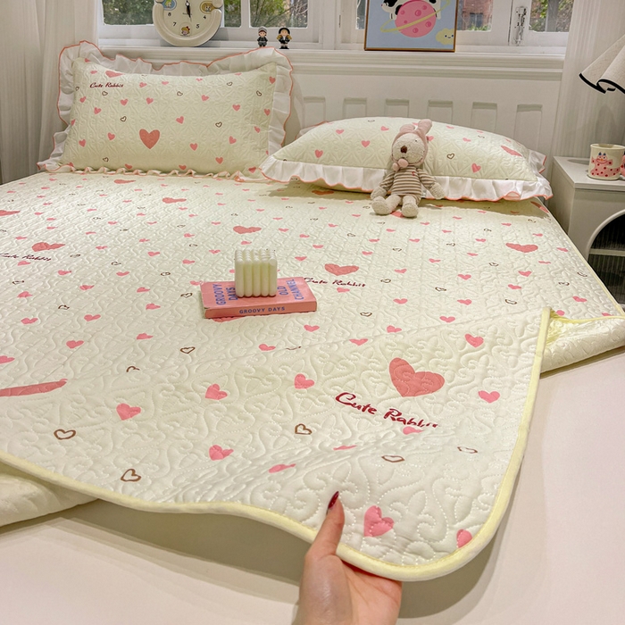 91家纺网 家纺一手货源 找家纺 羽爱家纺 2025新款舒适可定制全棉防滑床盖软席心心相恋