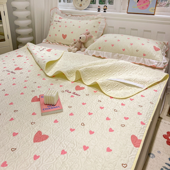 91家纺网 家纺一手货源 找家纺 羽爱家纺 2025新款舒适可定制全棉防滑床盖软席心心相恋