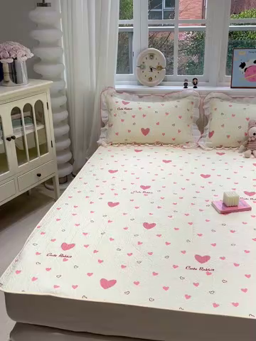 91家纺网 家纺一手货源 找家纺 羽爱家纺 2025新款舒适可定制全棉防滑床盖软席心心相恋