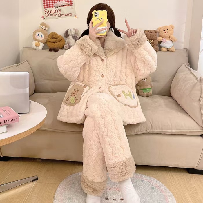 91家纺网 家纺一手货源 找家纺 （总）洛兰沙家居馆 2025秋冬新款睡衣女珊瑚绒三层夹棉卡通可爱加厚加绒保暖家居服套装 