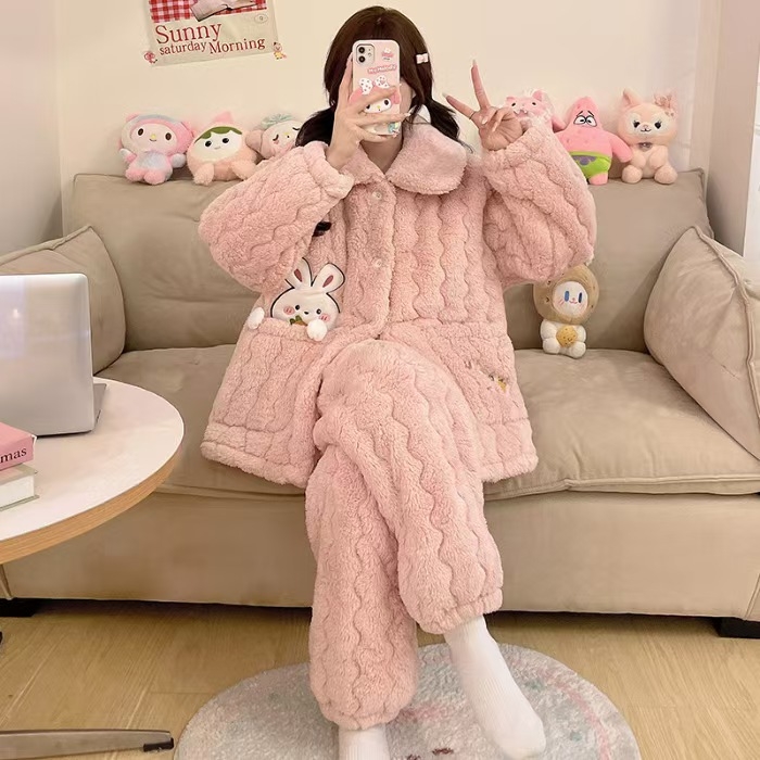 91家纺网 家纺一手货源 找家纺 （总）洛兰沙家居馆 2025秋冬新款睡衣女珊瑚绒三层夹棉卡通可爱加厚加绒保暖家居服套装 