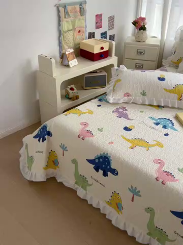 91家纺网 家纺一手货源 找家纺 羽爱家纺 2025新款全棉防滑花边床盖百变恐龙