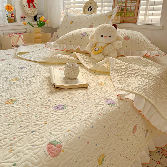 91家纺网 家纺一手货源 找家纺 羽爱家纺 2025新款全棉防滑花边床盖爱心草莓