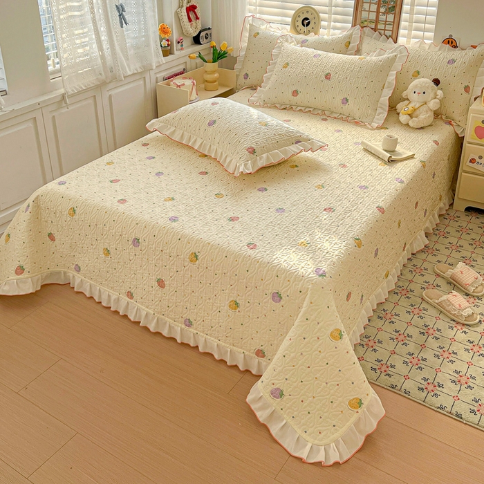 91家纺网 家纺一手货源 找家纺 羽爱家纺 2025新款全棉防滑花边床盖爱心草莓