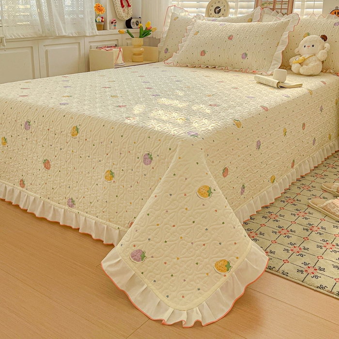 91家纺网 家纺一手货源 找家纺 羽爱家纺 2025新款全棉防滑花边床盖爱心草莓