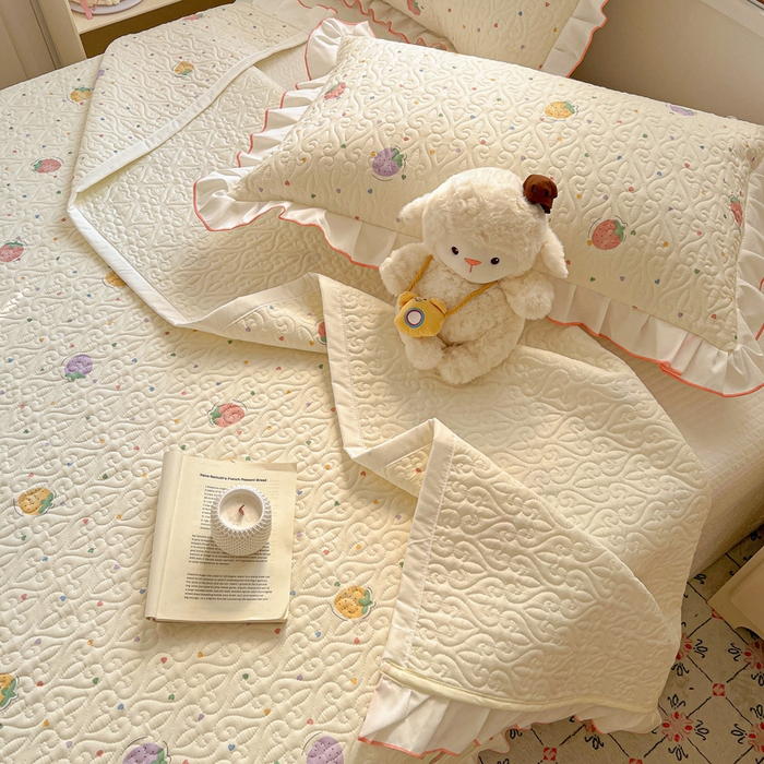 91家纺网 家纺一手货源 找家纺 羽爱家纺 2025新款全棉防滑花边床盖爱心草莓