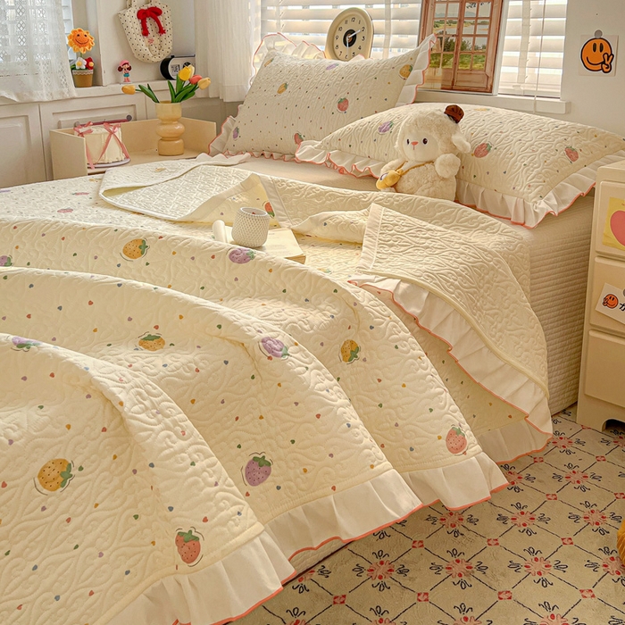 91家纺网 家纺一手货源 找家纺 羽爱家纺 2025新款全棉防滑花边床盖爱心草莓