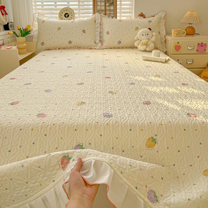 91家纺网 家纺一手货源 找家纺 羽爱家纺 2025新款全棉防滑花边床盖爱心草莓