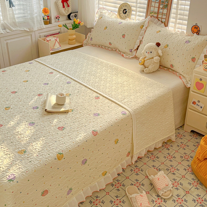 91家纺网 家纺一手货源 找家纺 羽爱家纺 2025新款全棉防滑花边床盖爱心草莓