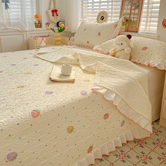 91家纺网 家纺一手货源 找家纺 羽爱家纺 2025新款全棉防滑花边床盖爱心草莓