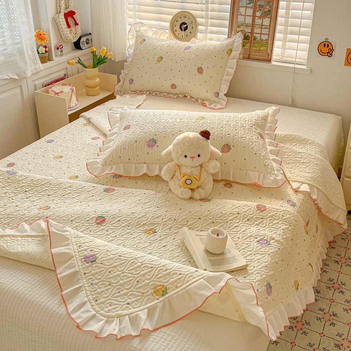 91家纺网 家纺一手货源 找家纺 羽爱家纺 2025新款全棉防滑花边床盖爱心草莓