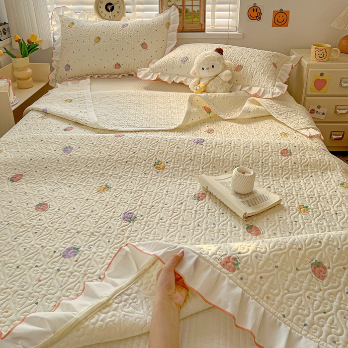 91家纺网 家纺一手货源 找家纺 羽爱家纺 2025新款全棉防滑花边床盖爱心草莓