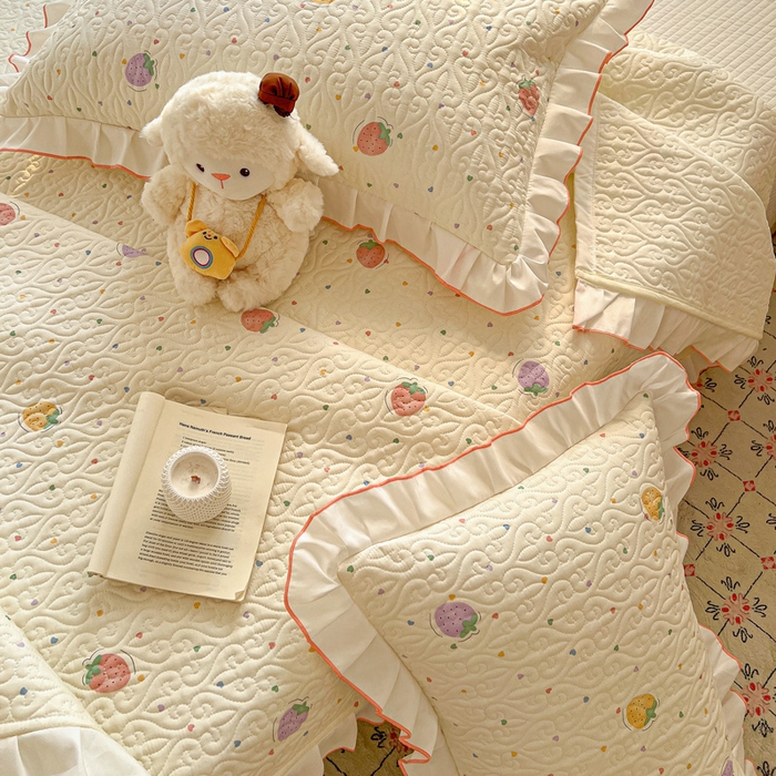 91家纺网 家纺一手货源 找家纺 羽爱家纺 2025新款全棉防滑花边床盖爱心草莓