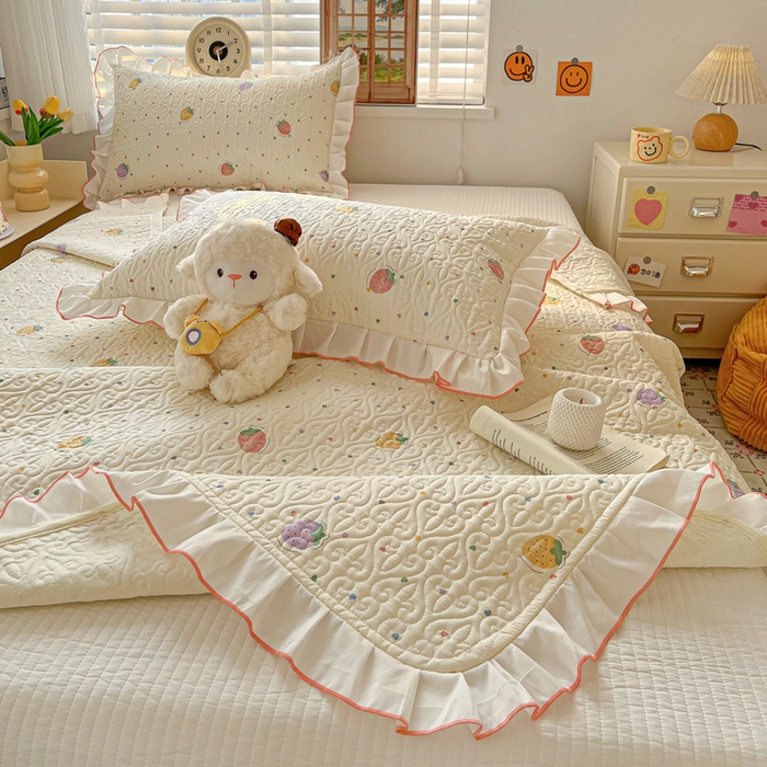 91家纺网 家纺一手货源 找家纺 羽爱家纺 2025新款全棉防滑花边床盖爱心草莓