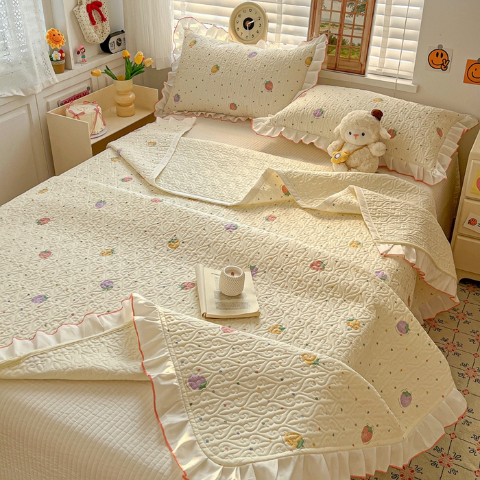 91家纺网 家纺一手货源 找家纺 羽爱家纺 2025新款全棉防滑花边床盖爱心草莓