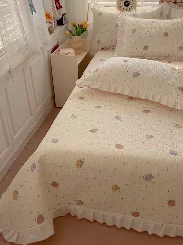 91家纺网 家纺一手货源 找家纺 羽爱家纺 2025新款全棉防滑花边床盖爱心草莓